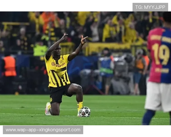 足球前锋上演帽子戏法，帮助球队大胜