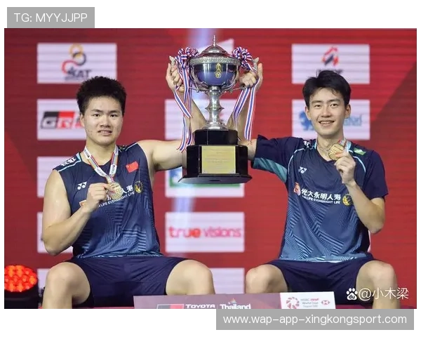 羽毛球超长回合燃爆全场，两人累到跪地