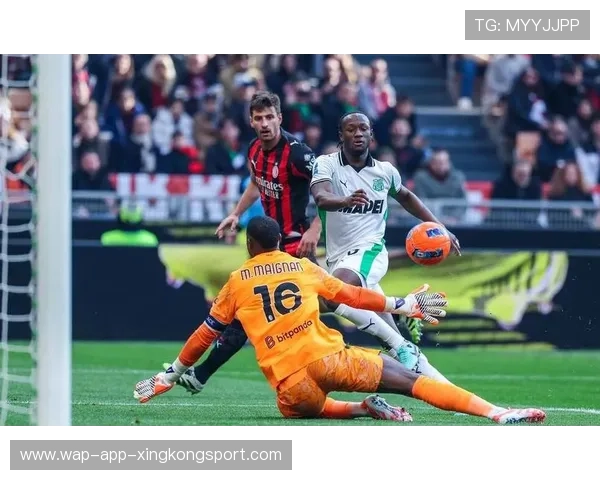 AC米兰前场抢断后的快攻令人眼前一亮