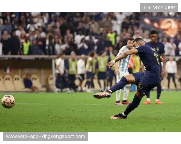 姆巴佩挥脚抽射再破门，巴黎攻势太猛