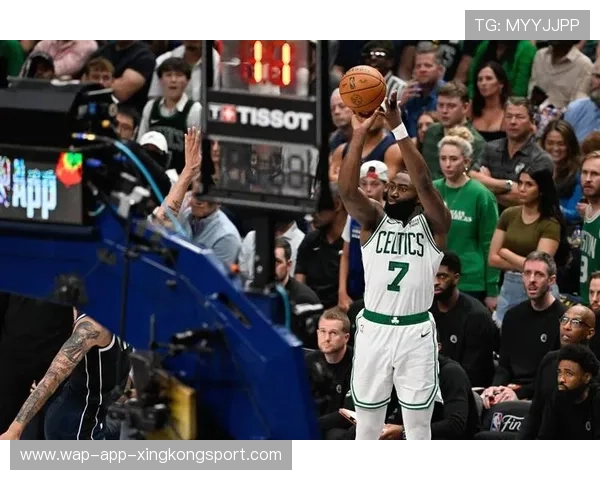 布朗快攻连环得分,绿军比赛节段把握精准